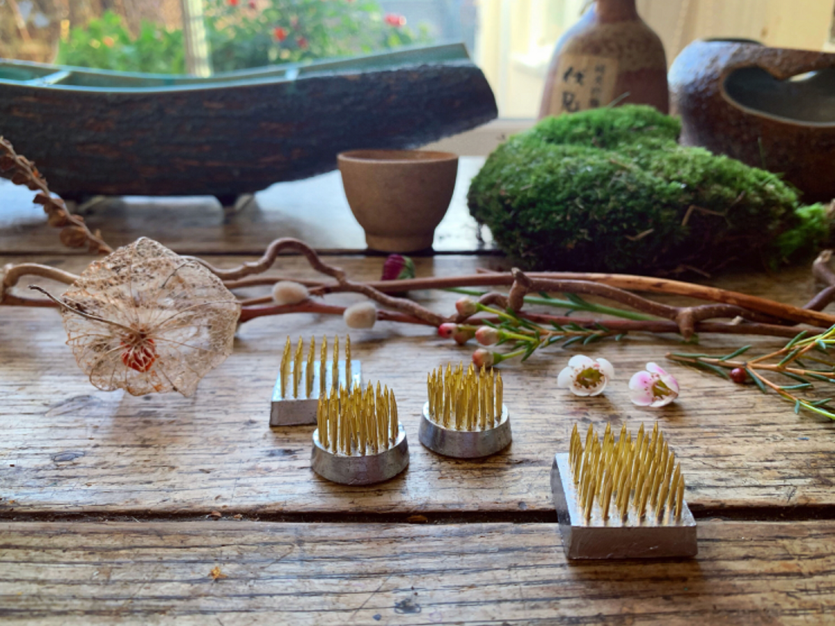 Mini Kenzen Brass Set Flower Frogs
