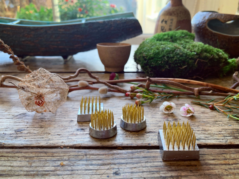 Mini Kenzen Brass Set Flower Frogs